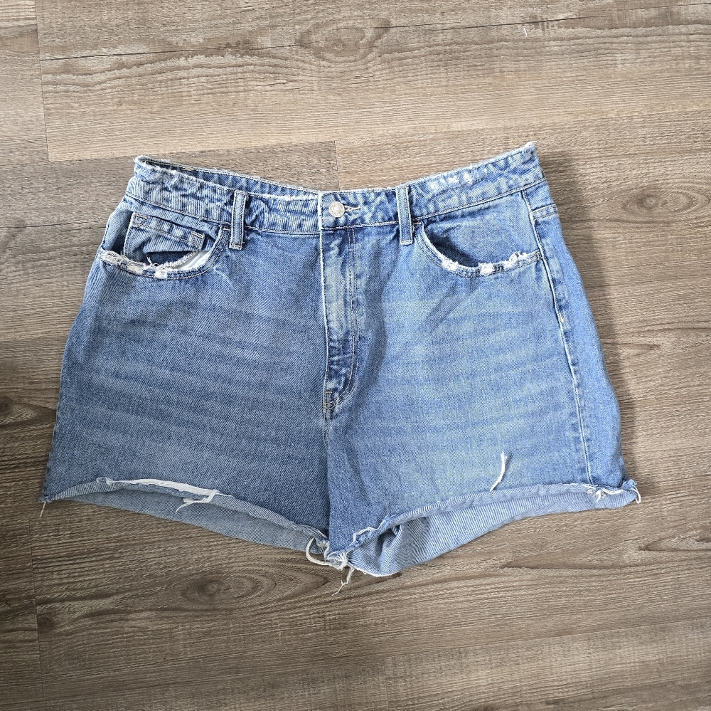 Veret distress, frayed jean shorts size women's size  32